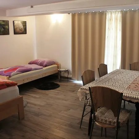 Jurca Nastanitev v družini Postojna