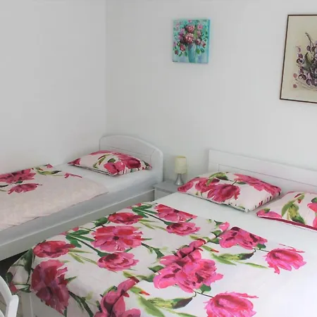 Jurca Nastanitev v družini *