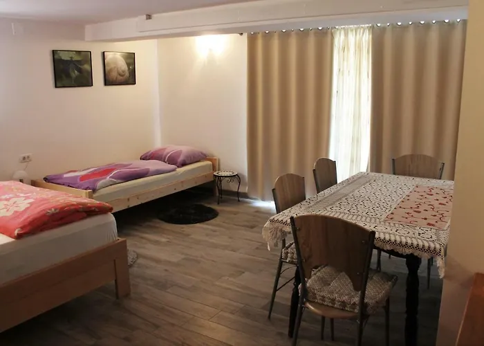 Jurca Alloggio in famiglia Postumia