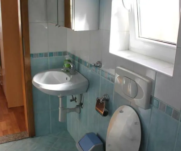 Jurca Alloggio in famiglia Postumia