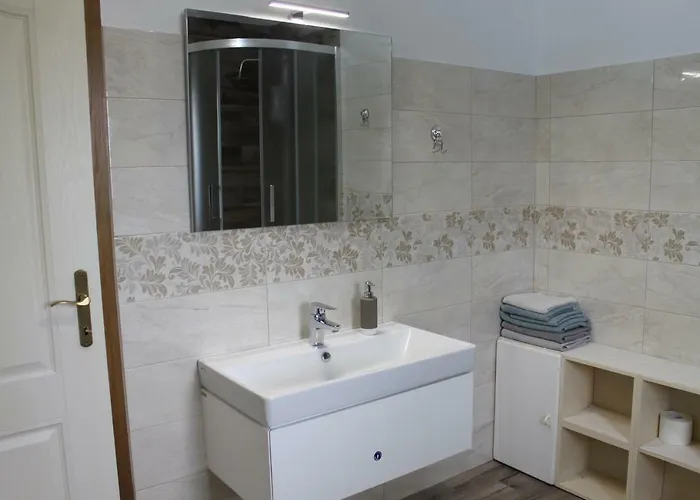 Jurca Nastanitev v družini Postojna